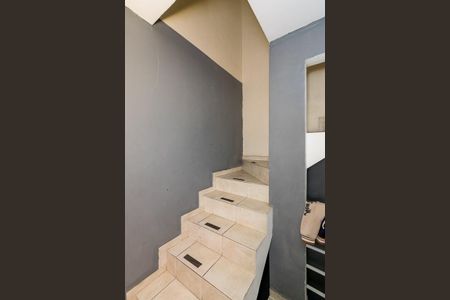 Casa à venda com 110m², 3 quartos e 1 vaga Casa à venda com 110m², 3 quartos e 1 vagaEscada