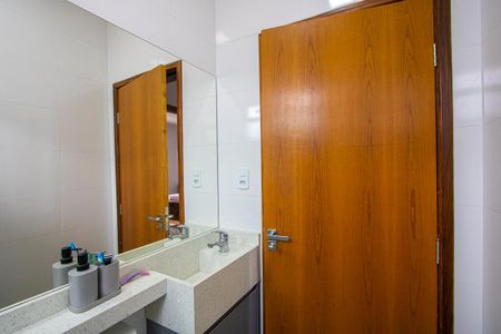 Casa à venda com 209m², 4 quartos e 2 vagas Casa à venda com 209m², 4 quartos e 2 vagasBanheiro social