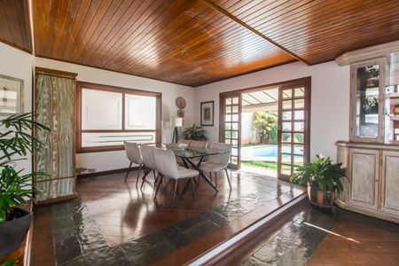 Casa de condomínio à venda com 320m², 4 quartos e 2 vagas Casa de condomínio à venda com 320m², 4 quartos e 2 vagasSala de Jantar