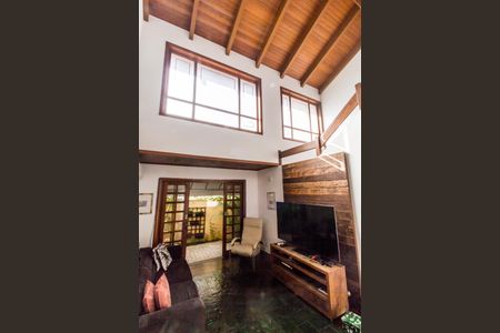 Casa de condomínio à venda com 320m², 4 quartos e 2 vagas Casa de condomínio à venda com 320m², 4 quartos e 2 vagasSala de TV