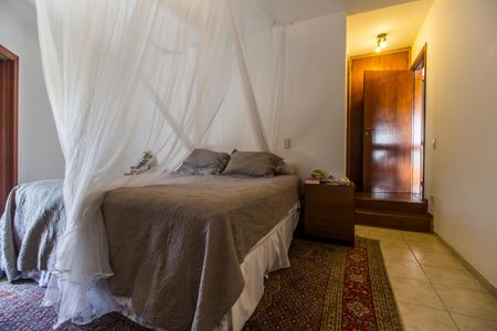 Casa de condomínio à venda com 320m², 4 quartos e 2 vagas Casa de condomínio à venda com 320m², 4 quartos e 2 vagasSuíte master