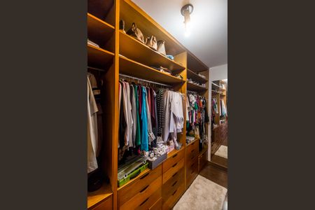 Casa de condomínio à venda com 320m², 4 quartos e 2 vagas Casa de condomínio à venda com 320m², 4 quartos e 2 vagasCloset da suíte 1