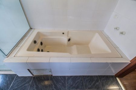 Casa de condomínio à venda com 320m², 4 quartos e 2 vagas Casa de condomínio à venda com 320m², 4 quartos e 2 vagasDetalhe do Banheiro da Suite