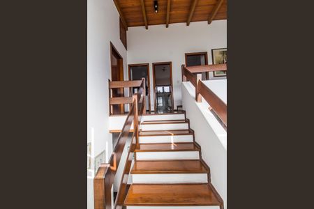 Casa de condomínio à venda com 320m², 4 quartos e 2 vagas Casa de condomínio à venda com 320m², 4 quartos e 2 vagasEscada