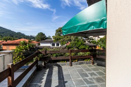 Casa de condomínio à venda com 320m², 4 quartos e 2 vagas Casa de condomínio à venda com 320m², 4 quartos e 2 vagasVaranda