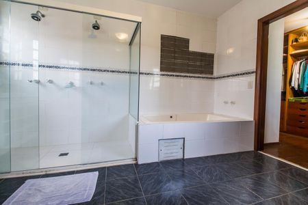 Casa de condomínio à venda com 320m², 4 quartos e 2 vagas Casa de condomínio à venda com 320m², 4 quartos e 2 vagasBanheiro da Suíte 1