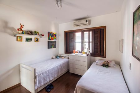 Casa de condomínio à venda com 320m², 4 quartos e 2 vagas Casa de condomínio à venda com 320m², 4 quartos e 2 vagasQuarto 2