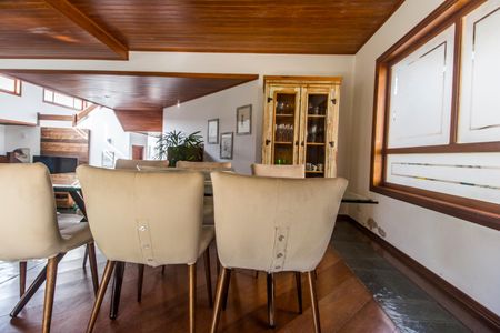 Casa de condomínio à venda com 320m², 4 quartos e 2 vagas Casa de condomínio à venda com 320m², 4 quartos e 2 vagasSala de Jantar