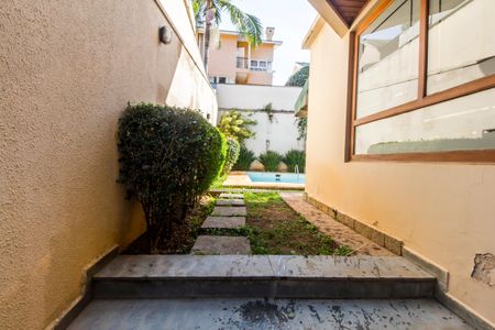 Casa de condomínio à venda com 320m², 4 quartos e 2 vagas Casa de condomínio à venda com 320m², 4 quartos e 2 vagasCorredor