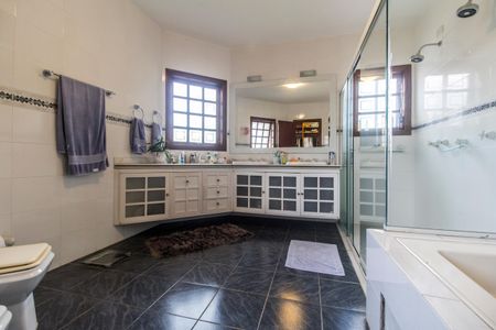 Casa de condomínio à venda com 320m², 4 quartos e 2 vagas Casa de condomínio à venda com 320m², 4 quartos e 2 vagasBanheiro da Suíte 1