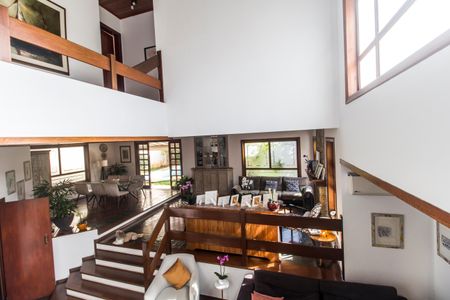 Casa de condomínio à venda com 320m², 4 quartos e 2 vagas Casa de condomínio à venda com 320m², 4 quartos e 2 vagasVista