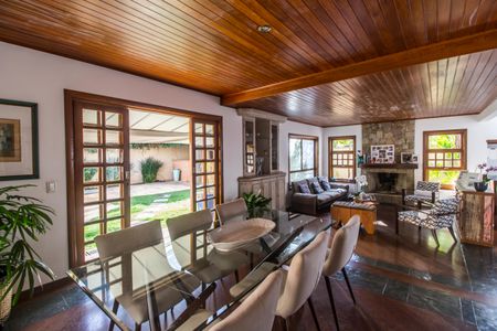 Casa de condomínio à venda com 320m², 4 quartos e 2 vagas Casa de condomínio à venda com 320m², 4 quartos e 2 vagasSala de Jantar