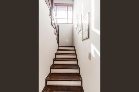 Casa de condomínio à venda com 320m², 4 quartos e 2 vagas Casa de condomínio à venda com 320m², 4 quartos e 2 vagasEscada