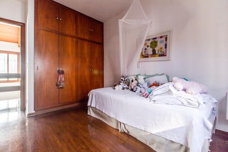 Casa de condomínio à venda com 320m², 4 quartos e 2 vagas Casa de condomínio à venda com 320m², 4 quartos e 2 vagasQuarto