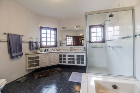 Casa de condomínio à venda com 320m², 4 quartos e 2 vagas Casa de condomínio à venda com 320m², 4 quartos e 2 vagasBanheiro da Suíte 1