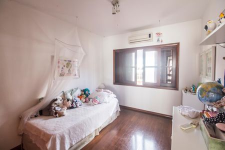 Casa de condomínio à venda com 320m², 4 quartos e 2 vagas Casa de condomínio à venda com 320m², 4 quartos e 2 vagasQuarto