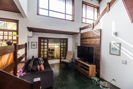 Casa de condomínio à venda com 320m², 4 quartos e 2 vagas Casa de condomínio à venda com 320m², 4 quartos e 2 vagasSala de TV