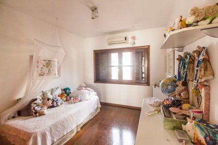 Casa de condomínio à venda com 320m², 4 quartos e 2 vagas Casa de condomínio à venda com 320m², 4 quartos e 2 vagasQuarto