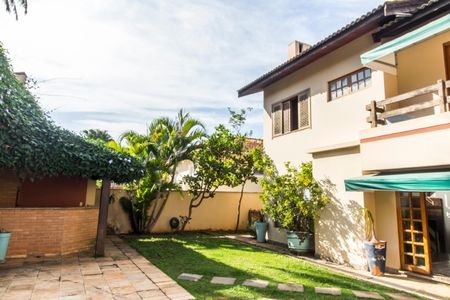 Casa de condomínio à venda com 320m², 4 quartos e 2 vagas Casa de condomínio à venda com 320m², 4 quartos e 2 vagasFachada