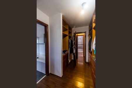 Casa de condomínio à venda com 320m², 4 quartos e 2 vagas Casa de condomínio à venda com 320m², 4 quartos e 2 vagasCloset da suíte 1