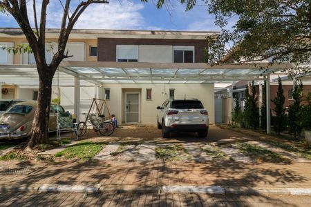Casa de condomínio à venda com 230m², 4 quartos e 3 vagas Casa de condomínio à venda com 230m², 4 quartos e 3 vagasFachada