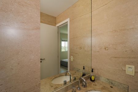 Casa de condomínio à venda com 230m², 4 quartos e 3 vagas Casa de condomínio à venda com 230m², 4 quartos e 3 vagasBanheiro da Suíte