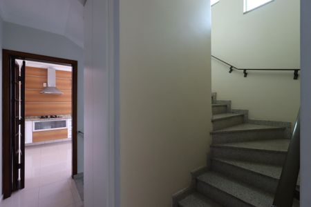 Casa à venda com 207m², 3 quartos e 4 vagasCorredor do primeiro piso