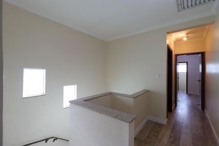 Casa à venda com 207m², 3 quartos e 4 vagasCorredor do segundo piso