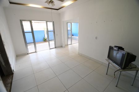 Casa à venda com 100m², 2 quartos e 2 vagasSala