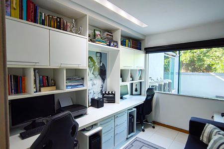 Casa de condomínio à venda com 177m², 4 quartos e 3 vagasSuíte 2