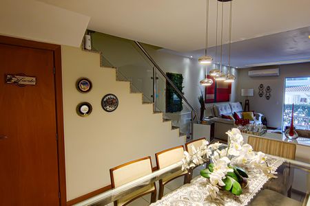 Casa de condomínio à venda com 177m², 4 quartos e 3 vagasSala