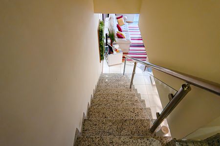 Casa de condomínio à venda com 177m², 4 quartos e 3 vagasEscada