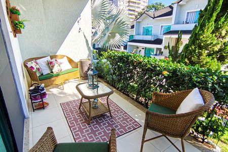 Casa de condomínio à venda com 177m², 4 quartos e 3 vagasÁrea Externa