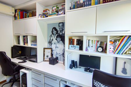 Casa de condomínio à venda com 177m², 4 quartos e 3 vagasSuíte 2