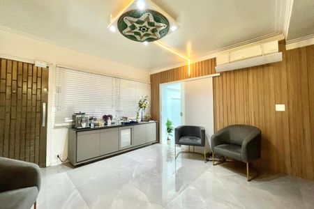 Casa à venda com 340m², 4 quartos e 2 vagas Casa à venda com 340m², 4 quartos e 2 vagasSala
