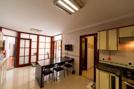 Casa para alugar com 406m², 4 quartos e 4 vagas Casa para alugar com 406m², 4 quartos e 4 vagasCozinha