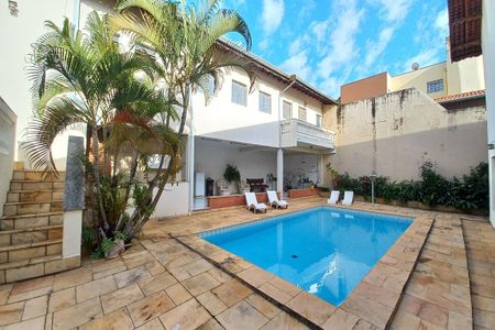 Casa à venda com 600m², 9 quartos e 4 vagas Casa à venda com 600m², 9 quartos e 4 vagasÁrea comum - Piscina