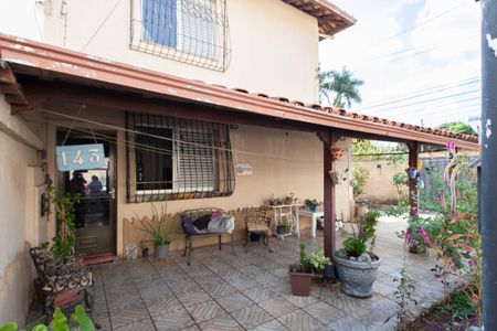 Casa à venda com 360m², 4 quartos e 4 vagas Casa à venda com 360m², 4 quartos e 4 vagasFachada