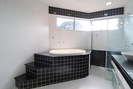 Casa para alugar com 420m², 4 quartos e 4 vagasBanheiro Suíte 1
