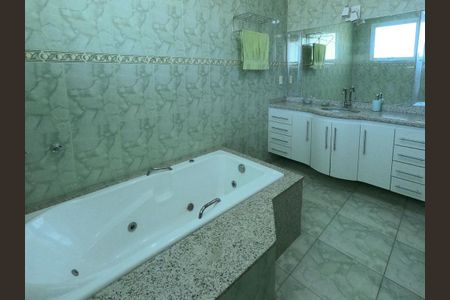 Casa para alugar com 421m², 5 quartos e 8 vagas Casa para alugar com 421m², 5 quartos e 8 vagasBanheiro da Suíte