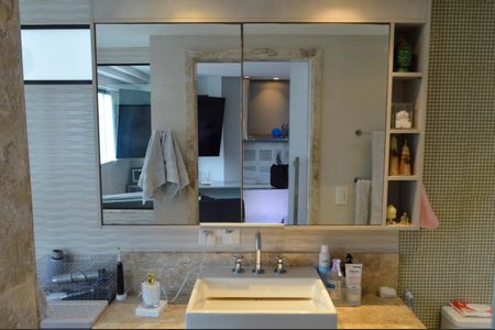 Apartamento à venda com 228m², 4 quartos e 2 vagasBanheiro da Suíte