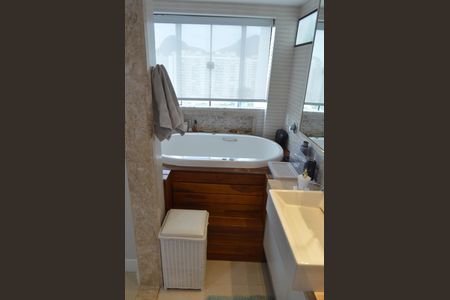 Apartamento à venda com 228m², 4 quartos e 2 vagasBanheiro da Suíte