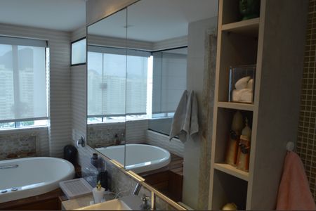 Apartamento à venda com 228m², 4 quartos e 2 vagasBanheiro da Suíte