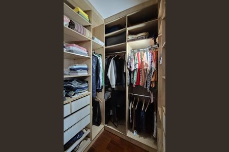 Casa à venda com 217m², 3 quartos e 5 vagasQuarto 1 ( Suíte ) - closet