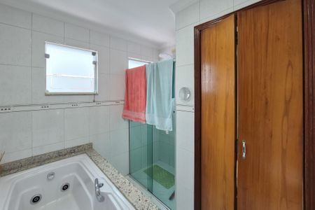 Casa à venda com 217m², 3 quartos e 5 vagasBanheiro da Suíte 1