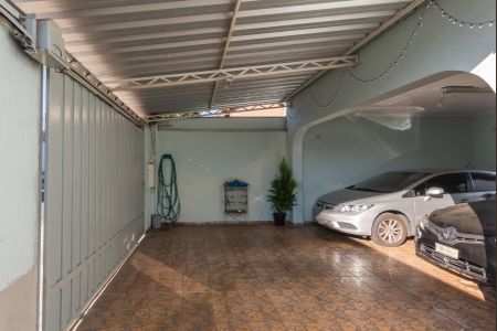 Casa à venda com 180m², 2 quartos e 5 vagas Casa à venda com 180m², 2 quartos e 5 vagasGaragem