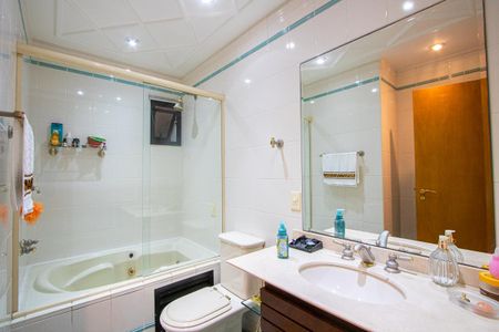 Apartamento à venda com 211m², 4 quartos e 3 vagas Apartamento à venda com 211m², 4 quartos e 3 vagasBanheiro social