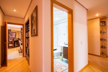 Apartamento à venda com 211m², 4 quartos e 3 vagas Apartamento à venda com 211m², 4 quartos e 3 vagasCorredor
