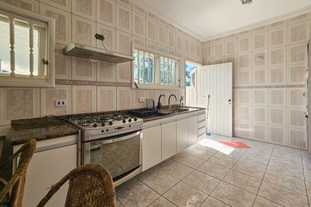 Casa para alugar com 350m², 4 quartos e 4 vagas Casa para alugar com 350m², 4 quartos e 4 vagasCozinha