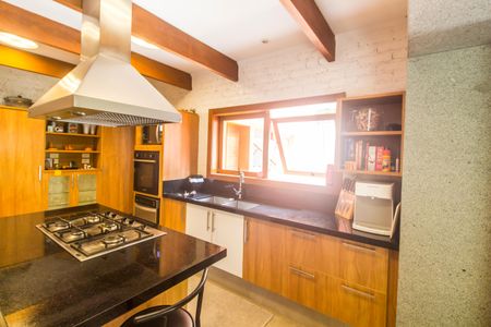 Casa à venda com 730m², 4 quartos e 6 vagas Casa à venda com 730m², 4 quartos e 6 vagasCozinha